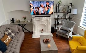 2 Bedroom Home Near Tube Station Easy London Access Peeams Abode